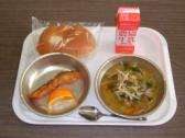 配食されたうさぎパン・牛乳・魚の揚げ煮・チンゲン菜のスープ・いよかん給食の写真