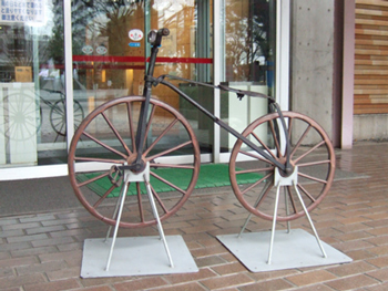 常設展示されるミショー式自転車の写真