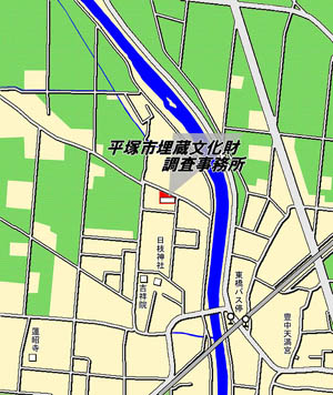 バス停から鈴川の橋を渡り、川沿いに200mほど上流に向かい、左折して100mの場所にあります。