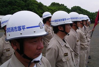 一新された「平塚市消防団」のヘルメットの写真