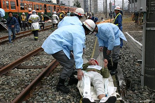 平成17年度の鉄道災害対応訓練の写真 