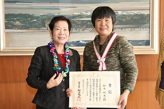鈴木明恵さん（右）と大藏律子市長