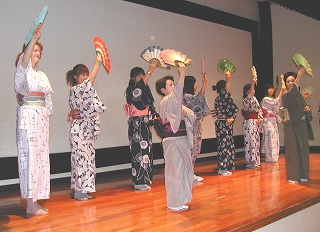 日本舞踊を学んでいる留学生らの写真