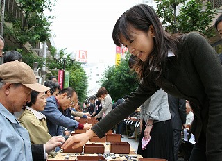 1000面打ち大会で対局する梅沢由香里女流棋聖の写真