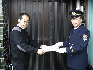 市民の功績を称え平塚市消防長が表彰　山崎さん(左)の写真