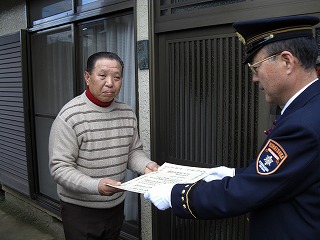市民の功績を称え平塚市消防長が表彰　府川さん（左）の写真