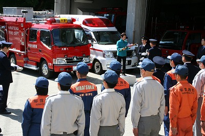 消防車両引渡し式の写真