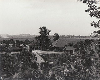 金目川と金目山光明寺および旧金目村役場の写真