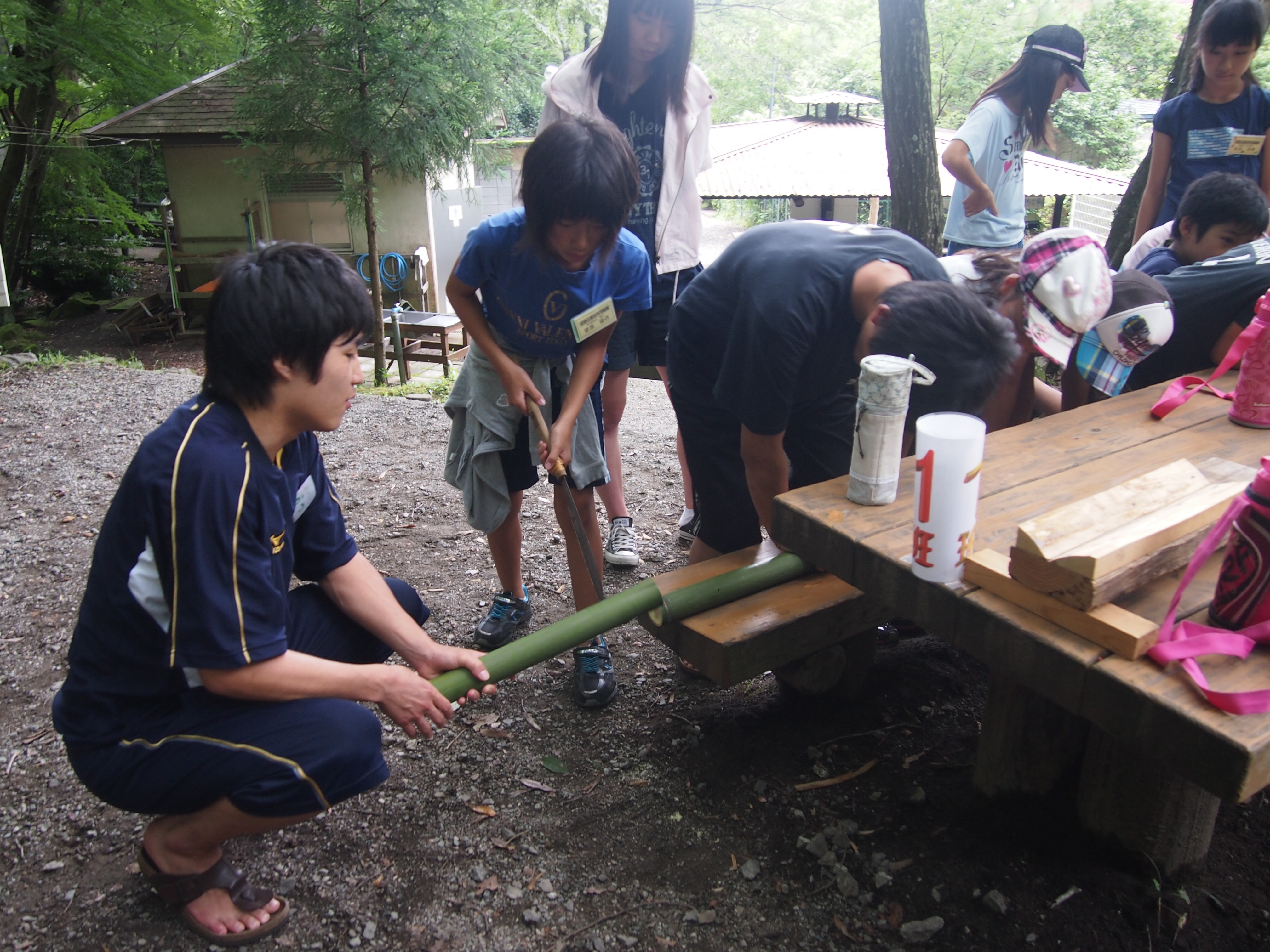 竹の水鉄砲作りの写真