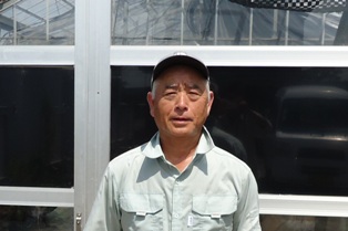 ホヤノいちご園の生産者の梅干野貢さんの写真
