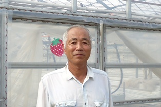 高梨いちご園の生産者の高梨忠夫さんの写真
