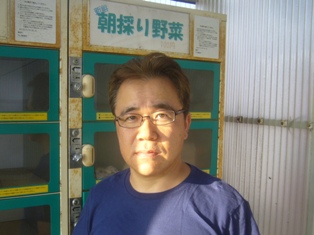 清水農園直売所の生産者の清水昇さんの写真