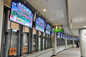 デジタル化した場内車券売り場のテレビの写真