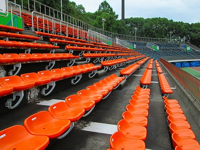 座席の設置が完了した競技場の写真
