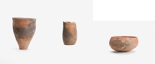 左から甕、小形筒形土器、小形鉢形土器の写真