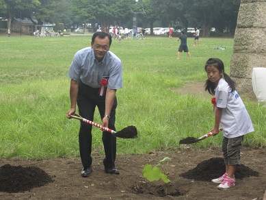 植樹をする落合市長と山口晴花さんの写真
