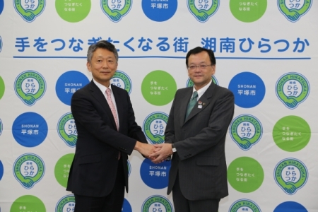 左から、三井不動産（株）商業施設本部の小島浩史リージョナル事業部長、落合克宏市長