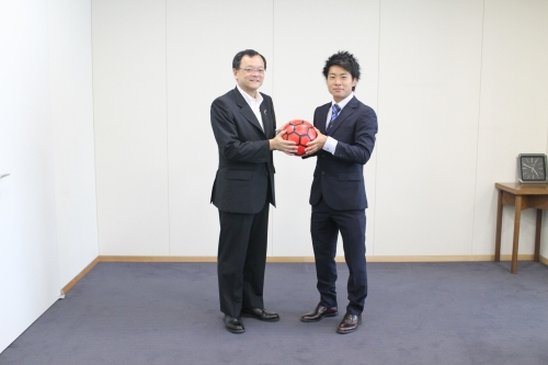 岡田選手（写真右）と落合市長（写真左）
