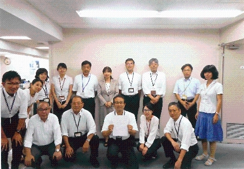 イクボス宣言をした阿川和信前支社長を社員が囲んだ写真