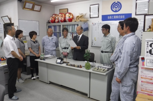 従業員に向かってイクボス宣言をしている高坂光雄代表取締役の写真