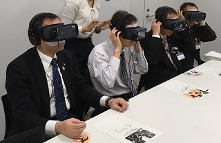 VR体験をする市長