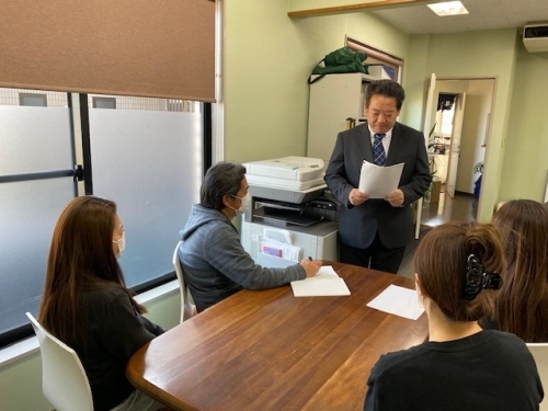 従業員に向かってイクボス宣言をしている代表取締役 熊澤 慎二郎の写真