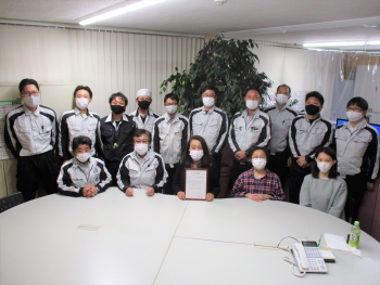 イクボス宣言をした原田　敦子代表取締役と従業員の皆さまの写真