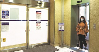 先行して改修したエレベーター。左奥は改修中のウェルカムデッキ