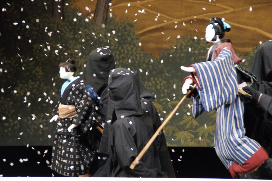 厚木市長谷地区に伝わる人形芝居、長谷座公演中の一場面の写真。
