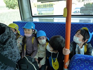 吉沢保育園との交流でバスに乗ったよ