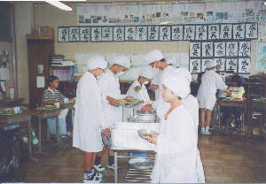 学校給食の配膳風景の写真