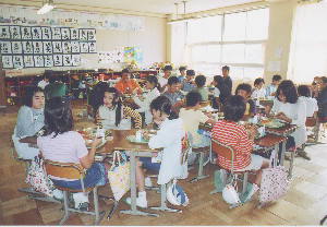 学校給食風景の写真