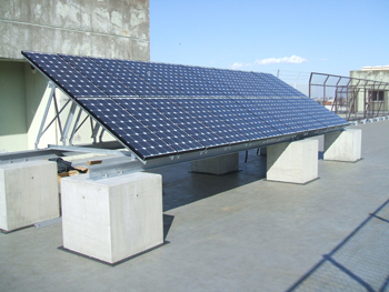 勝原小学校に設置された太陽光発電システムの写真