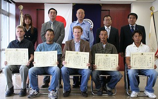 表彰式の写真。前列右から、小川さん、佐久間さん、ボーシェンさん、佐伯さん、ハンクさん、後列左から、柿本さん、鈴木さん