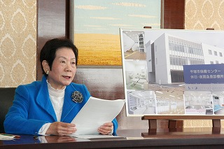 説明する大藏律子市長の写真