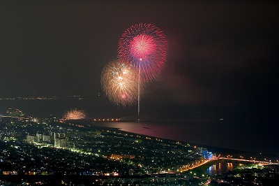 湘南平から見た花火の写真 