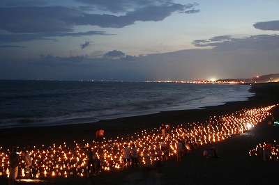 竹燈祭の写真 　砂浜に浮かび上がる幻想的な「天の川」 16日19:15ごろ撮影