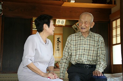 市長の長寿訪問　9月3日にお祝いメッセージを届けた100歳の伊藤己左男さん（真土）の写真