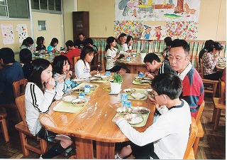 児童が学校給食を食べている写真 