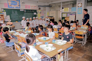 学校給食の写真 