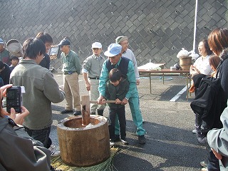 里山収穫祭餅つきの写真