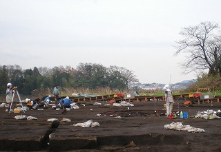 塚越遺跡発掘調査現場の写真