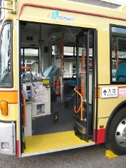 ノンステップバス車両前部の乗降口の画像