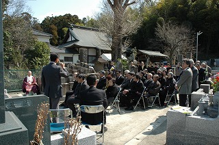 一昨年に実施した秋山博墓前祭の写真