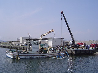 定置網漁船によって引き上げているボートの写真