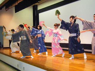昨年度の日本舞踊体験の写真