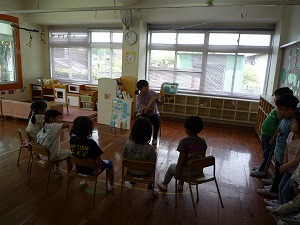 写真：朝の会をする園児