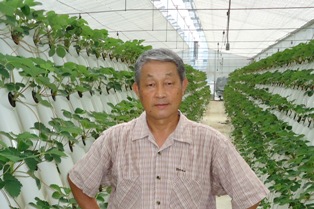 おおぱぱの苺やの生産者の山口嘉志さんの写真