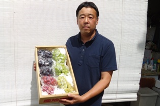 加藤ぶどう園の生産者の加藤一郎さんの写真