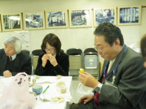 共同調理場物資選定委員会の試食写真